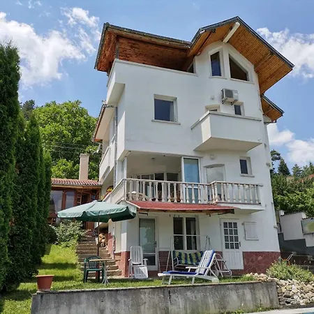 Semesterbostad Spacious Mountain House Near Plovdiv, Forest Views Boykovo